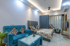 Best Cozy Stay in Central Noida , Mall, Free WiFi, Parking, Private Apartment - The Taj Studios
